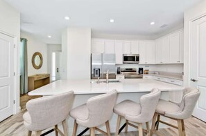 Maison mitoyenne, plusieurs lits, patio, vue jardin (Pistachio Palace) | Cuisine privée | Réfrigérateur, micro-ondes, four, plaque de cuisson