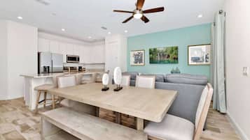 Byhus - flere senge - terrasse - udsigt til have (Pistachio Palace) | Spiseområde