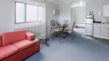 Studio (2 Bedrooms) | Front of property