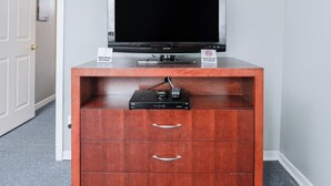 Unclassified image, 2 of 20, button - Charming Room w/ Private Bath & Wi-fi in Brownstown! (Riverview)