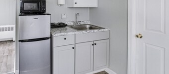 Charming Room w/ Private Bath & Wi-fi in Brownstown!