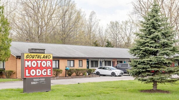 A motel with a signboard reading "Southland Motor Lodge" and a car parked in front. - Browntown Room for 4: Comfort, Wifi & Parking (Riverview)