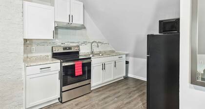 Cozy 2-bed Urban Retreat in Downtown Detroit, Private