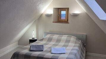 3 bedrooms, iron/ironing board, free WiFi, bed sheets