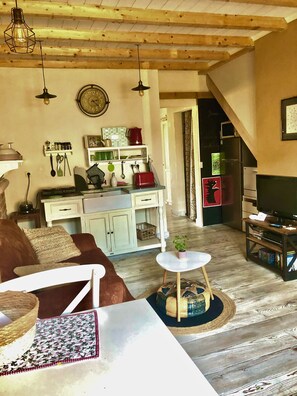 تلفزيون، مشغل دي في دي، كُتُب، مكتبة موسيقى