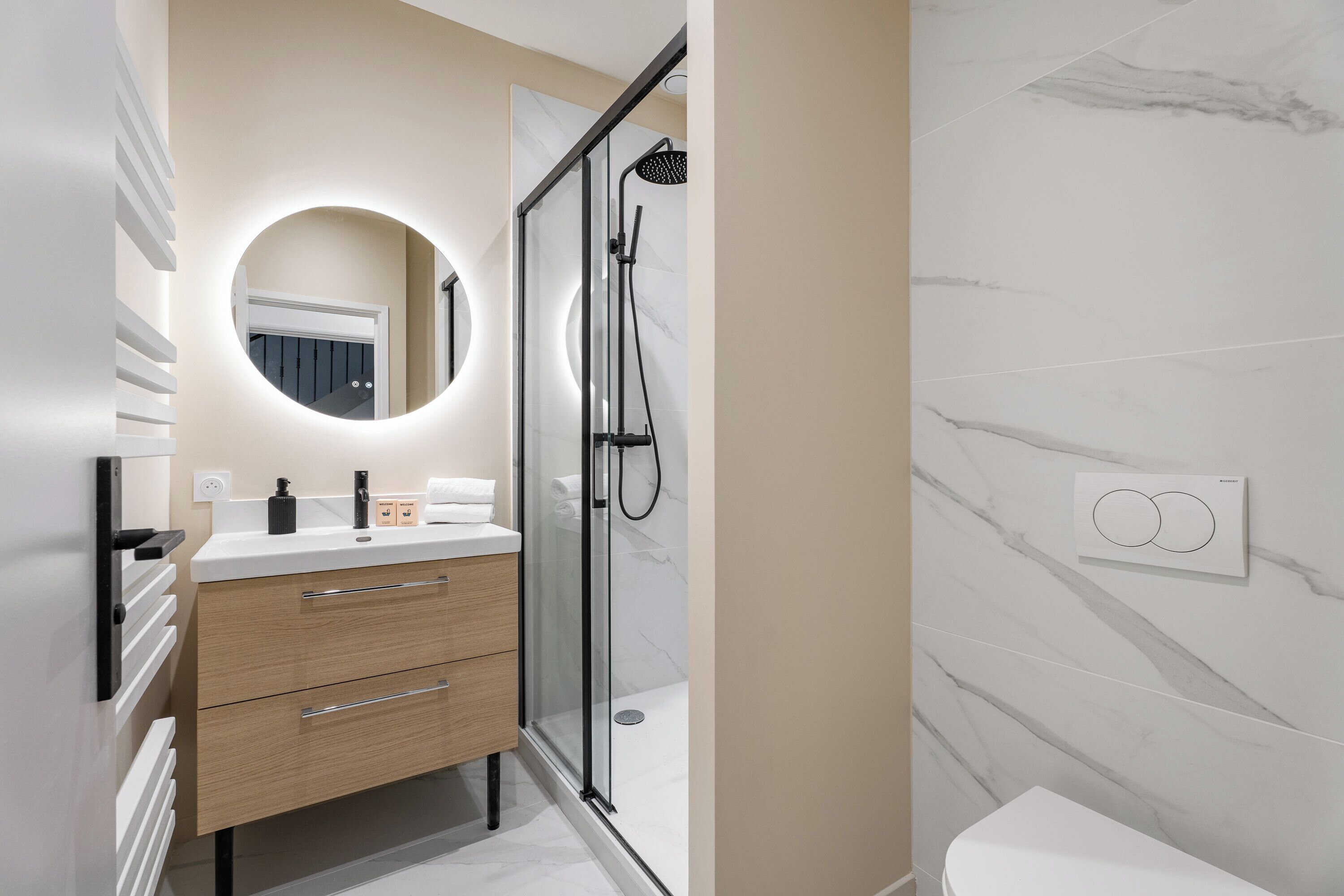 Shower, hair dryer, towels