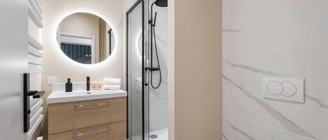 Shower, hair dryer, towels