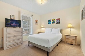 Ferienhaus, Mehrere Betten, Terrasse, Poolblick (Poolside Paradise) | 3 Schlafzimmer, kostenloses WLAN
