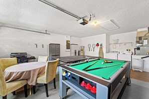Ferienhaus, Mehrere Betten, Terrasse, Poolblick (Poolside Paradise) | Spielezimmer
