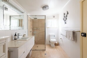 Jabón y papel de baño 