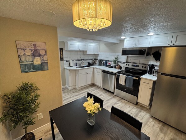 Private kitchen - Cozy 2-bedroom basement ADU in charming Oregon City with WiFi & AC (Oregon City)