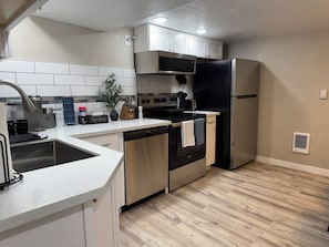 Private kitchen - Cozy 2-bedroom basement ADU in charming Oregon City with WiFi & AC (Oregon City)