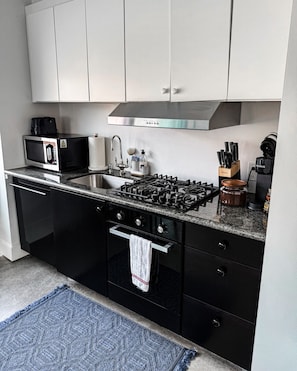 Refrigerador, microondas, horno, placa de cocina