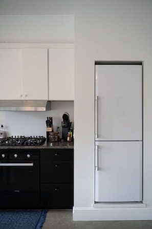Fridge, microwave, oven, stovetop - Salted Roots Basecamp: Downtown 2 Bedroom Loft (Anchorage)