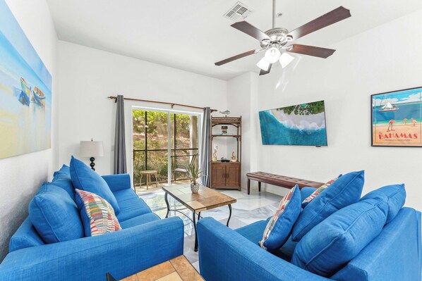 Leilighet, flere senger, spabadekar, hageutsikt (Serene Stay At Bahama Bay) | Oppholdsområde | En 42-tommers Flatskjerm-TV med digitale kanaler