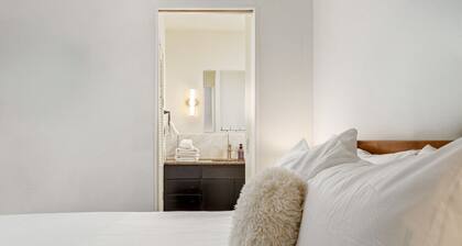 Salted Roots Basecamp: Downtown 2 Bed 2 Bath Loft