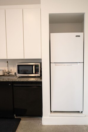 Geladeira, micro-ondas, cooktop, lava-louças