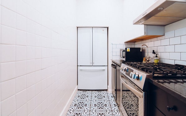 Réfrigérateur, micro-ondes, plaque de cuisson, lave-vaisselle