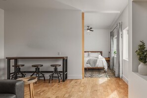 1 bedroom, free WiFi, bed sheets - Salted Roots Basecamp: Downtown 1 Bedroom Loft (Anchorage)