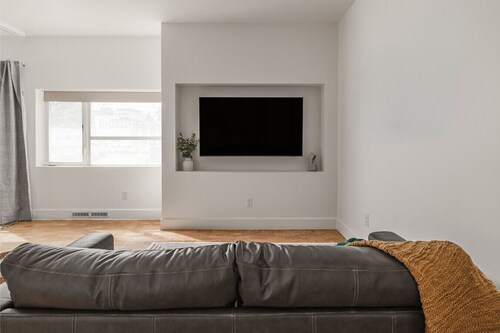 Salted Roots Basecamp: Downtown 1 Bedroom Loft