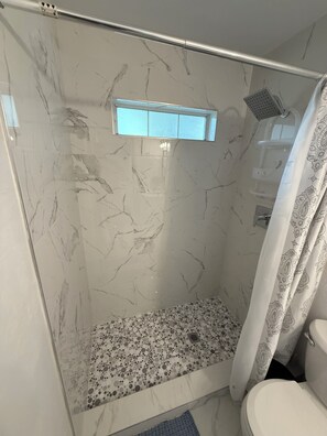 Douche, serviettes fournies, papier toilette