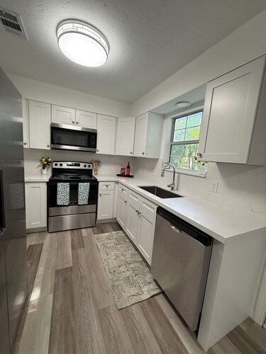 Charming 2-bedroom house with WiFi, AC in fantastic Lake City