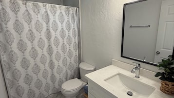 Dusche, Handtücher, Toilettenpapier