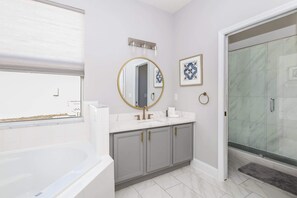 Casa, varias camas, acceso a la alberca, vista a la alberca (Silver Lining) | Baño | Tina profunda, secadora de cabello, toallas 