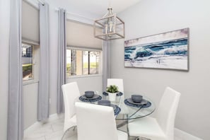 House, Multiple Beds, Pool Access, Pool View (Silver Lining) | Dining