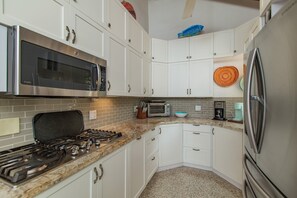 KĂŒhlschrank, Mikrowelle, Ofen, Herdplatte
