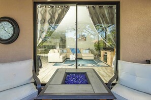 Hus - flere senge - adgang til pool - udsigt til pool (Solterra Dream Escape) | Interiør