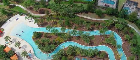 Piscina a l'aire lliure i gandules