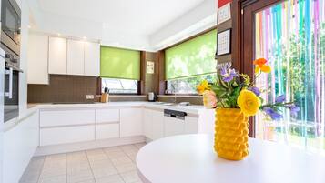 Réfrigérateur, micro-ondes, four, lave-vaisselle