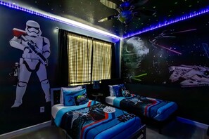 Ferienhaus, Mehrere Betten, Poolzugang, Poolblick (Storeybook Escape) | 5 Schlafzimmer, individuell dekoriert, individuell eingerichtet