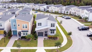 Zona residencial con casas modernas, un estacionamiento y una carretera.