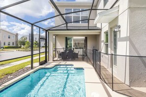Outdoor pool - Storeybook Escape Sleeps 11! (Kissimmee)