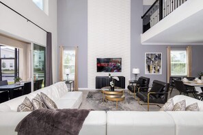 Ferienhaus, Mehrere Betten, Poolzugang, Poolblick (Storeybook Escape) | Wohnbereich | 42-Zoll-Flachbildfernseher mit Digitalempfang