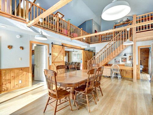 Extra-large 4,000 sq ft woodland retreat with authentic Wood-fired Sauna