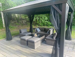 Terrace/patio - Extra-large 4,000 sq ft woodland retreat with authentic Wood-fired Sauna (Coe Hill)