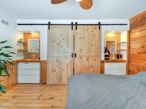 5 slaapkamers, een bureau, een strijkplank/strijkijzer, gratis wifi