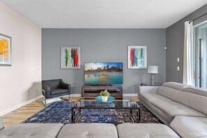 獨棟房屋, 多張床, 可使用泳池, 泳池景觀 (Sun & Fun Storey Lake) | 起居區 | 42-吋平面電視，提供數位頻道