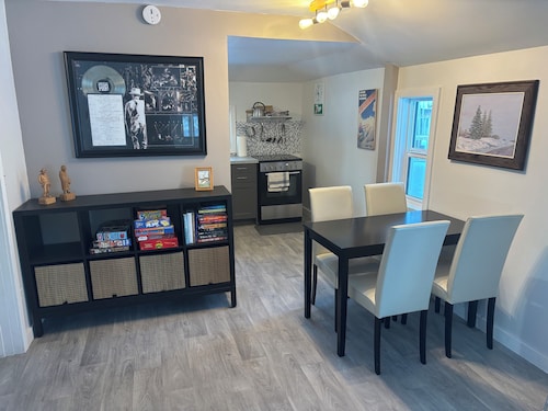 Cozy cottage. Close to the Vine Chapel, Asessippi Ski Hill, Lake of the Prairies