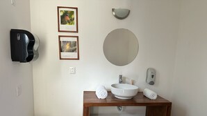 Chambre Confort double, vue sur le jardin | Minibar, accès au Wi-Fi (inclus)