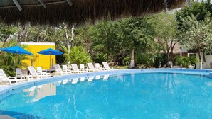 2 piscines extérieures