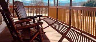 Spacious Pet Friendly Home with -Mountain Views -BBQ grill & Fire Pit!