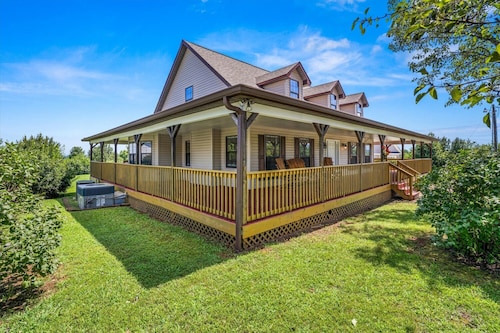 Spacious Pet Friendly Home -Mountain Views -BBQ grill -Fire Pit -Wrap Porch