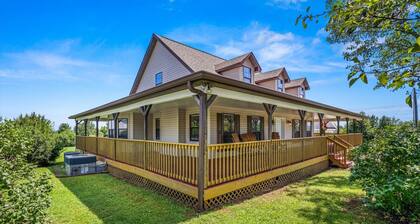 Spacious Pet Friendly Home -Mountain Views -BBQ grill -Fire Pit -Wrap Porch