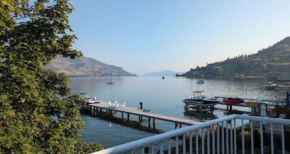 Lakefront charming apartment in downtown Kelowna, the best location in the city.