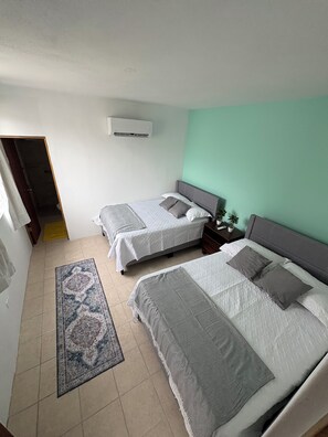 2 bedrooms, iron/ironing board, WiFi - Camila's Getaway - Charming 2-bedroom house with WiFi, AC in Salinas (Salinas)