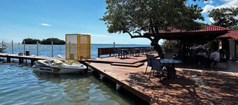 Camila's Getaway - Charming 2-bedroom house with WiFi, AC in Salinas